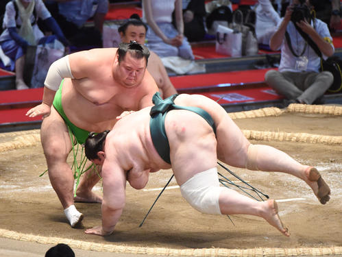 大相撲名古屋場所10日目　碧山（右）に突き落としで勝利の千代丸（左）（撮影・森本幸一）