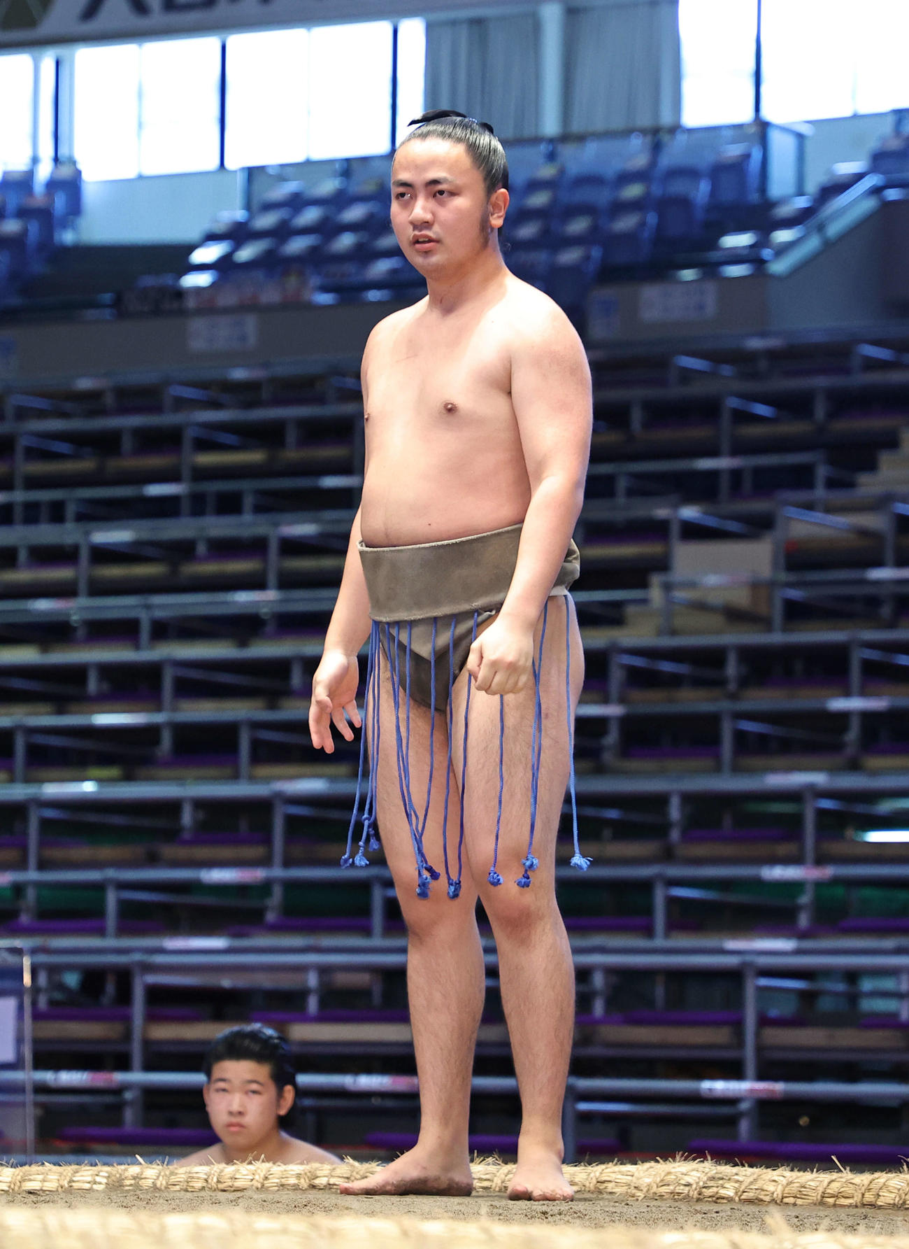 加藤に寄り切りで敗れ、102敗目を喫する勝南桜（撮影・河田真司）