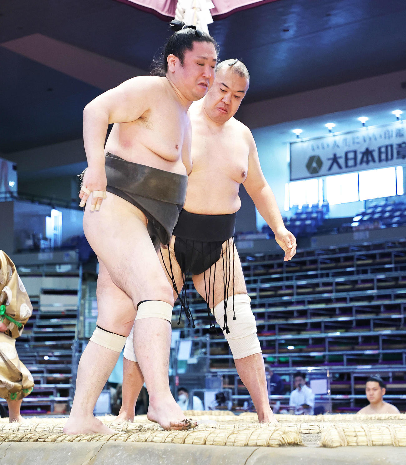 大翔城（左）を寄り切りで破る華吹（撮影・河田真司）