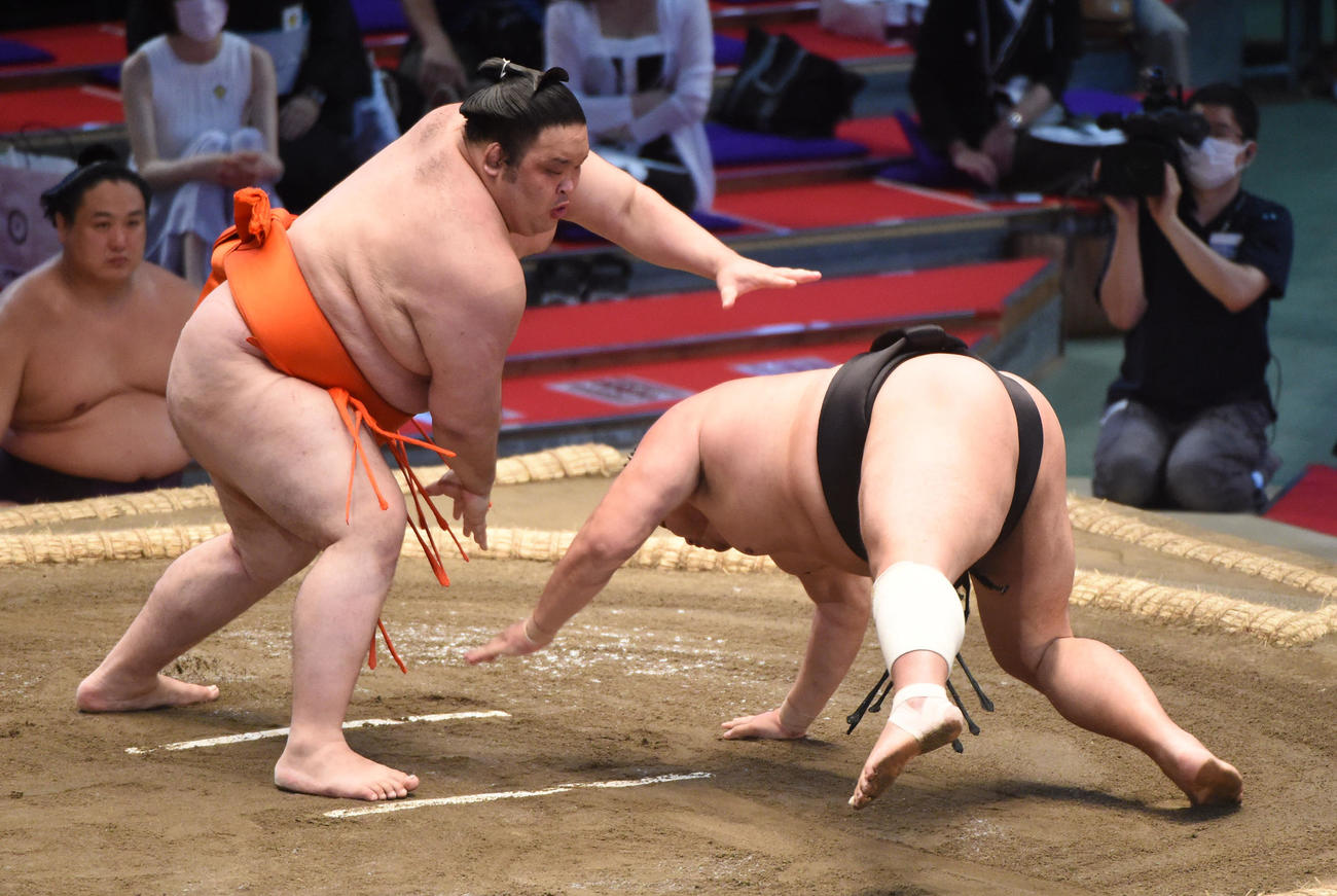 大相撲名古屋場所10日目　水戸龍（左）に引き落としで敗れる阿炎（右）（撮影・森本幸一）