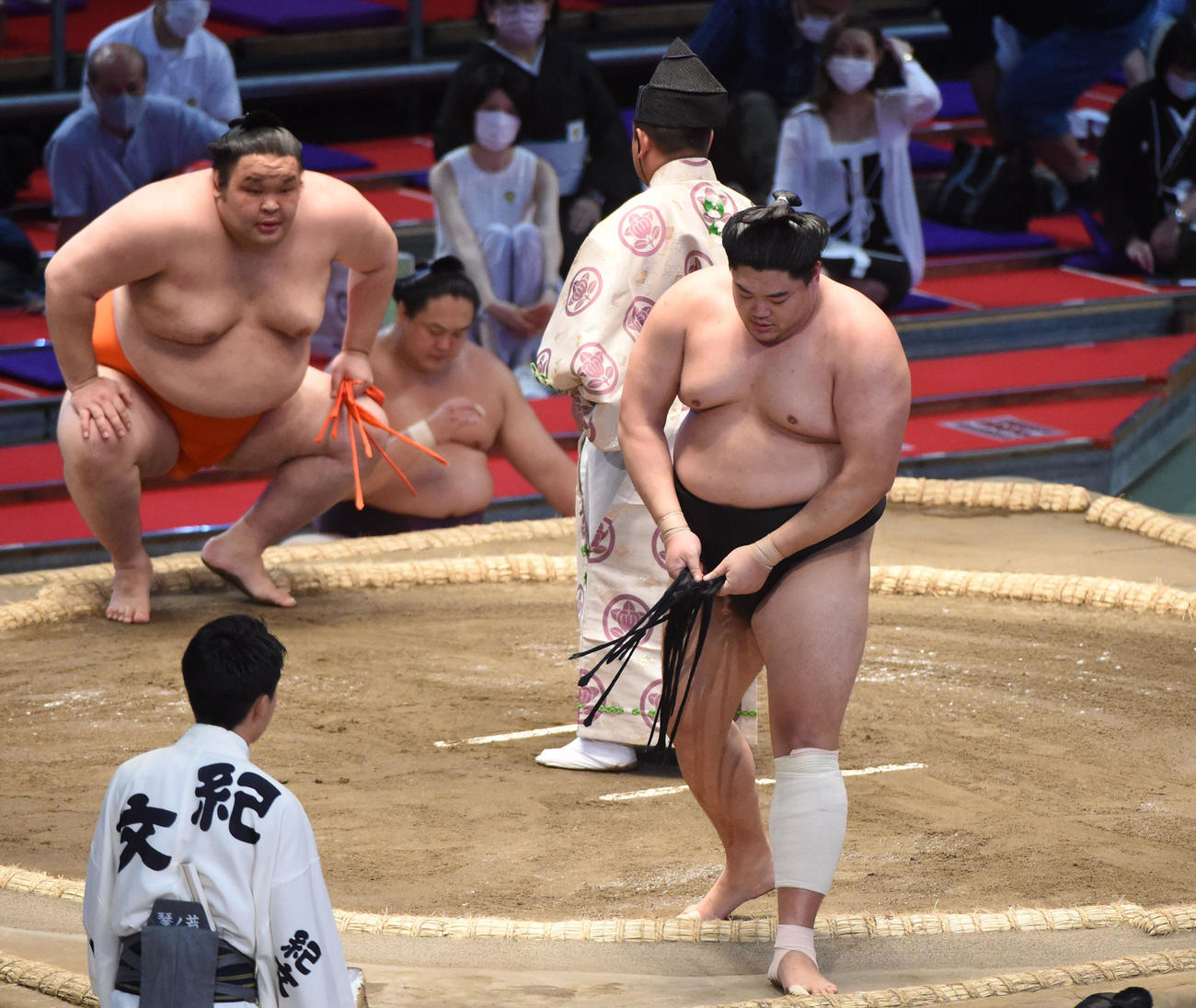 大相撲名古屋場所10日目　水戸龍（左）に引き落としで敗れた阿炎（右）（撮影・森本幸一）
