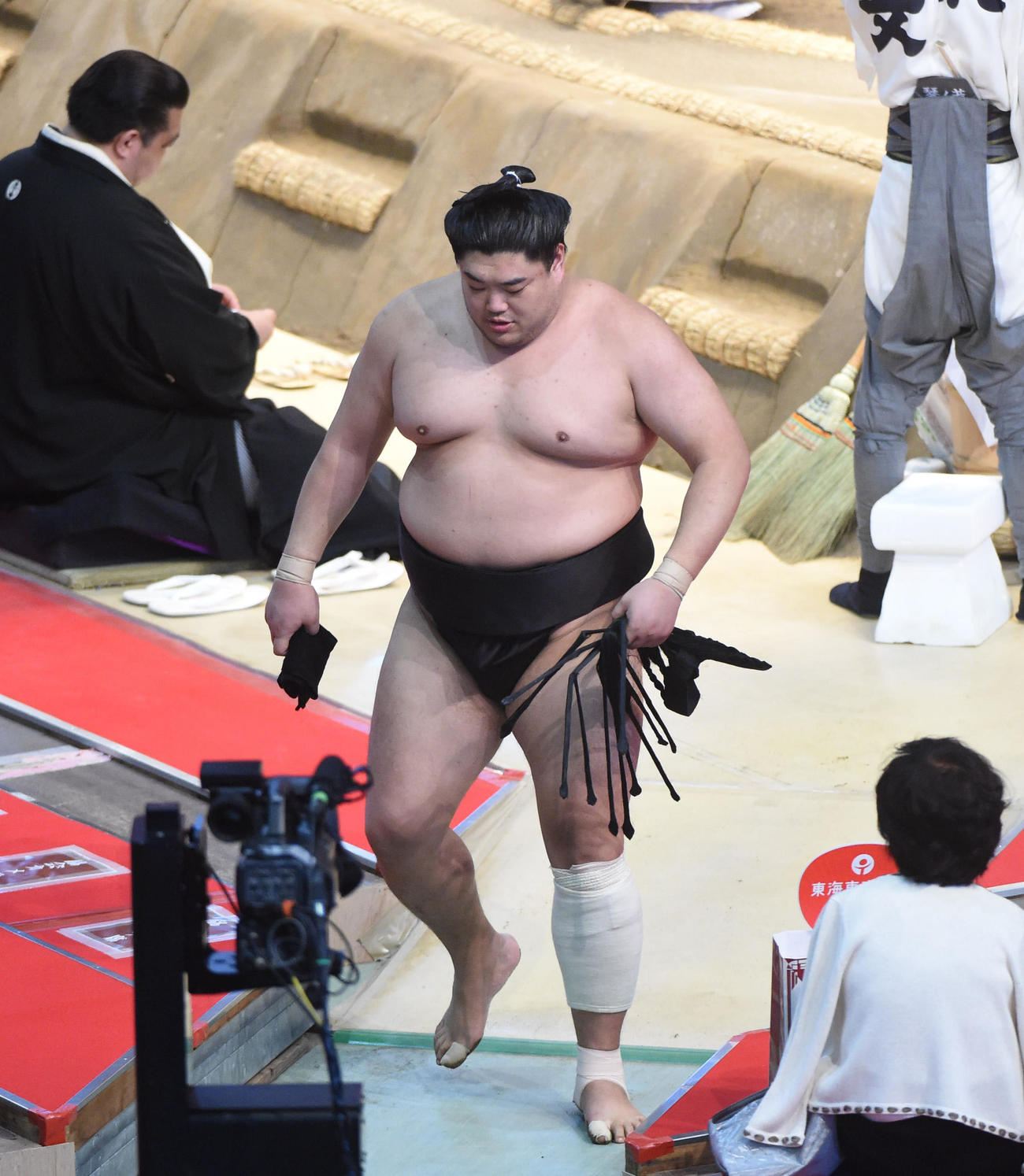 大相撲名古屋場所10日目　水戸龍に引き落としで敗れた阿炎（撮影・森本幸一）