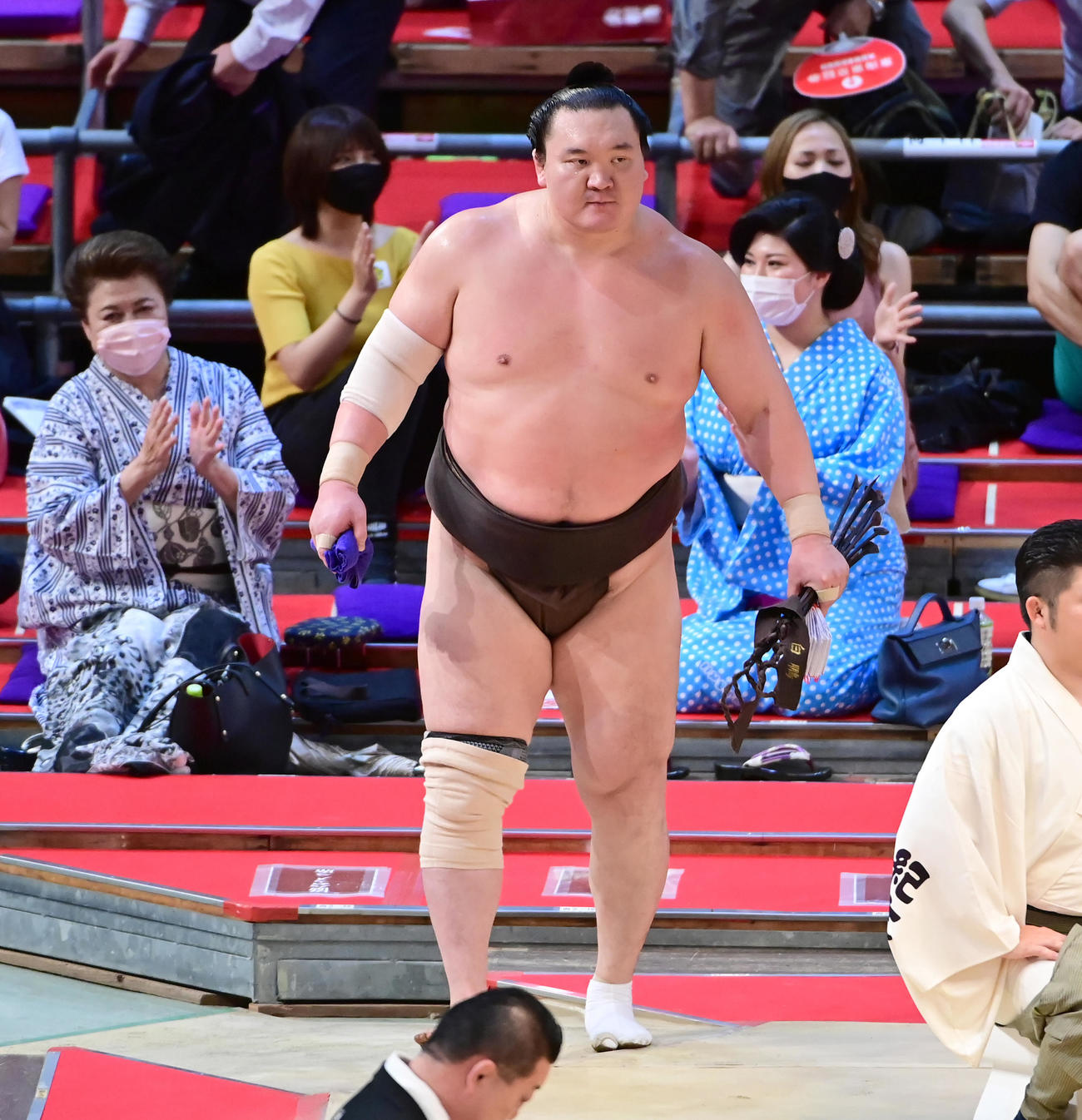 全勝を守った白鵬は観客の声援を受けながら花道を引き揚げる（撮影・小沢裕）