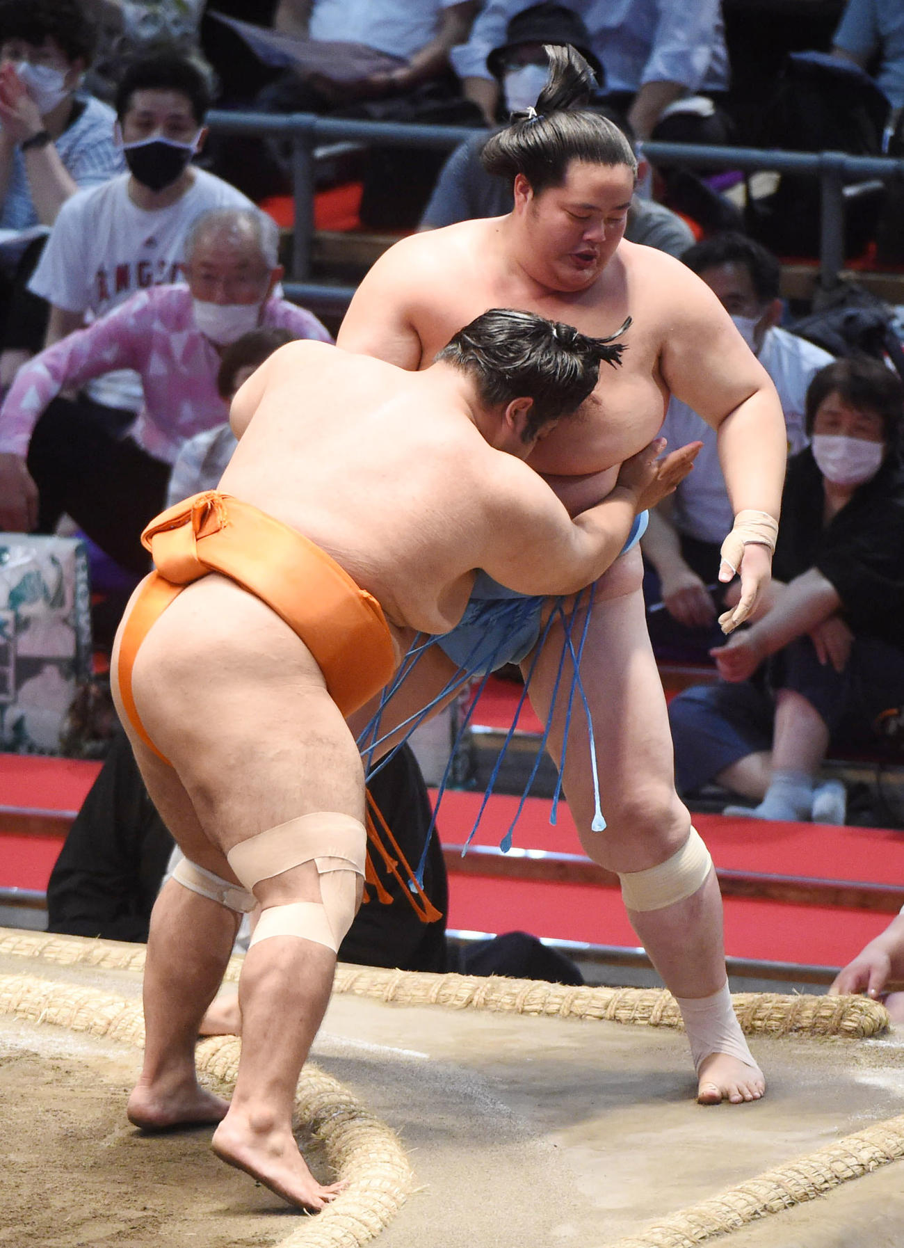志摩ノ海（左）は琴ノ若を押し出しで破る（撮影・森本幸一）