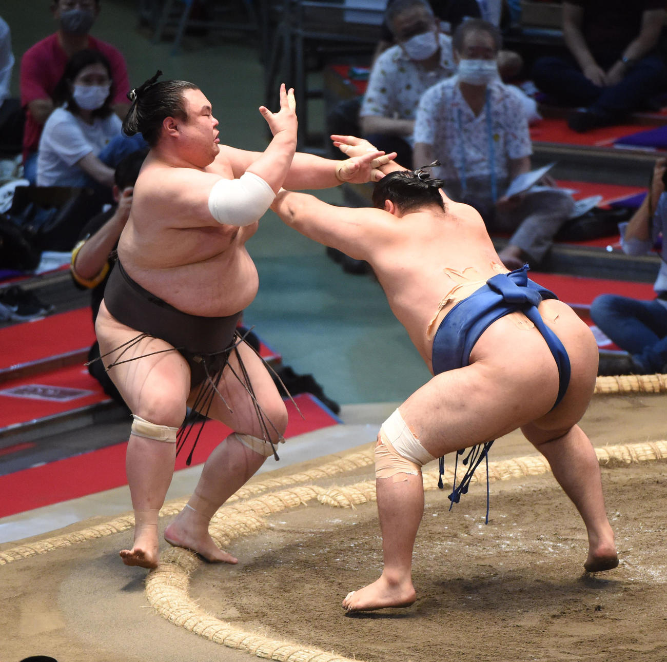 千代の国（右）は英乃海を突き出しで破る（撮影・森本幸一）