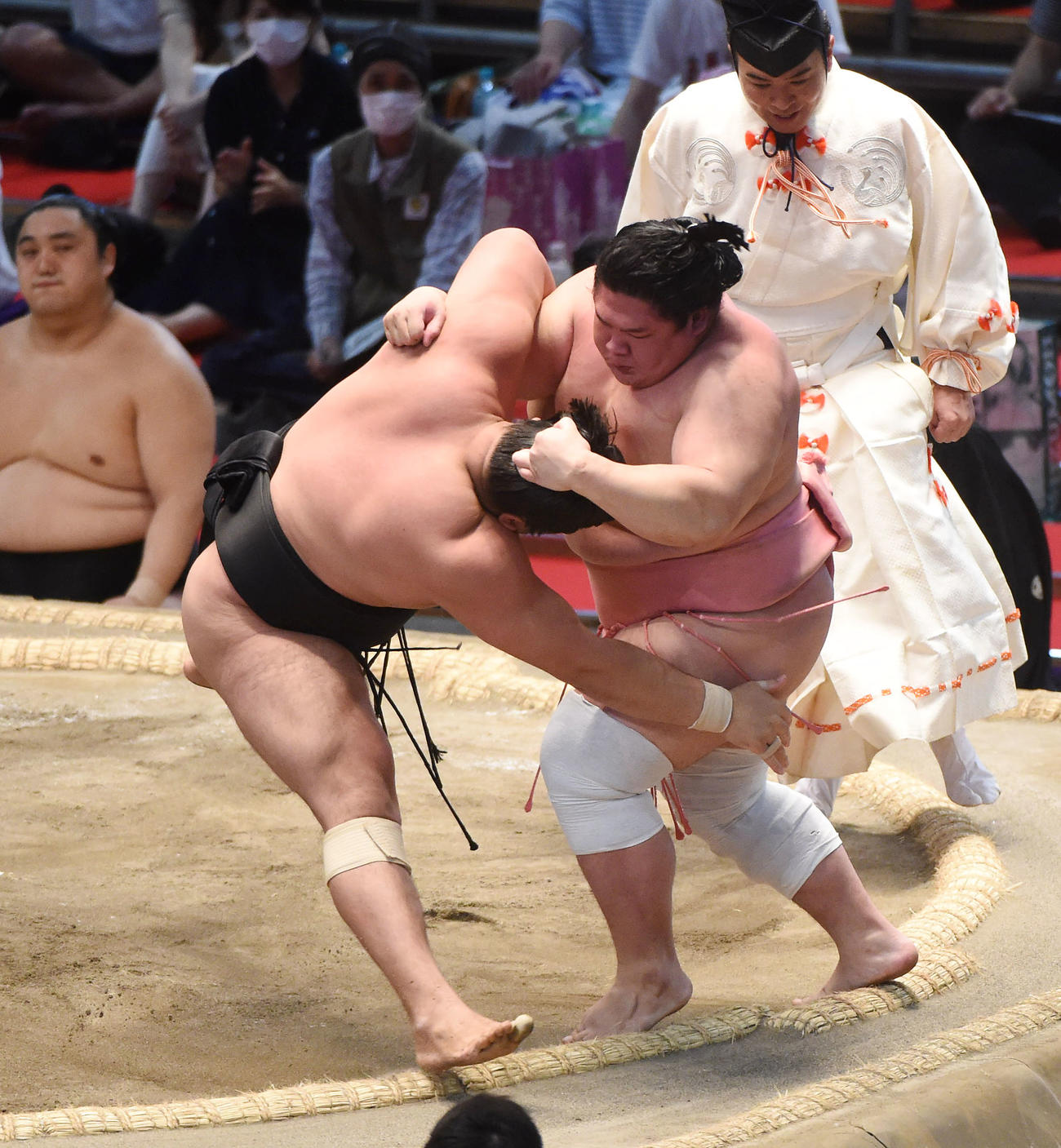 宇良（右）は霧馬山をすくい投げで破る（撮影・森本幸一）