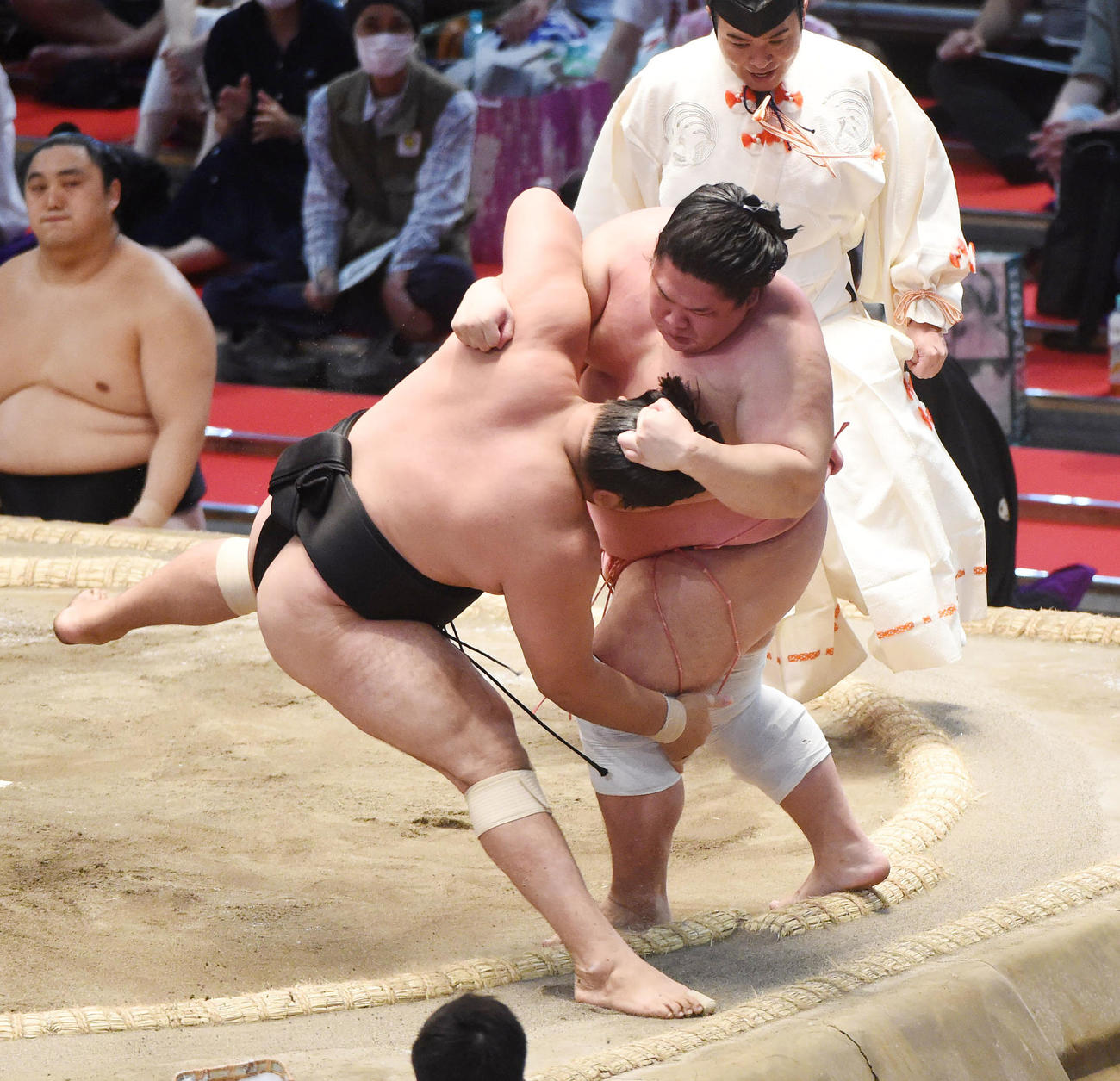 宇良（右）は霧馬山をすくい投げで破る（撮影・森本幸一）