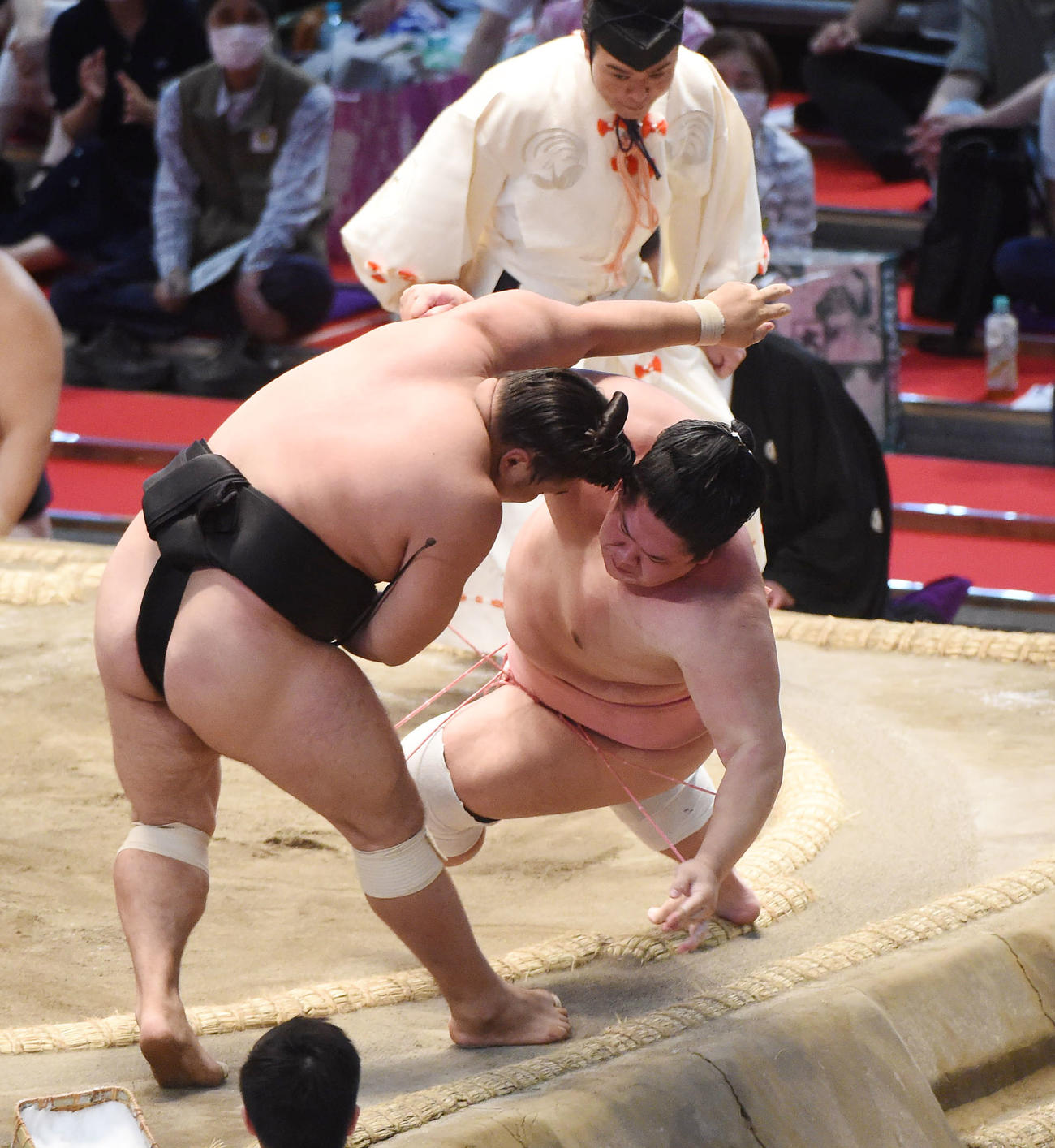 宇良（右）は霧馬山をすくい投げで破る（撮影・森本幸一）