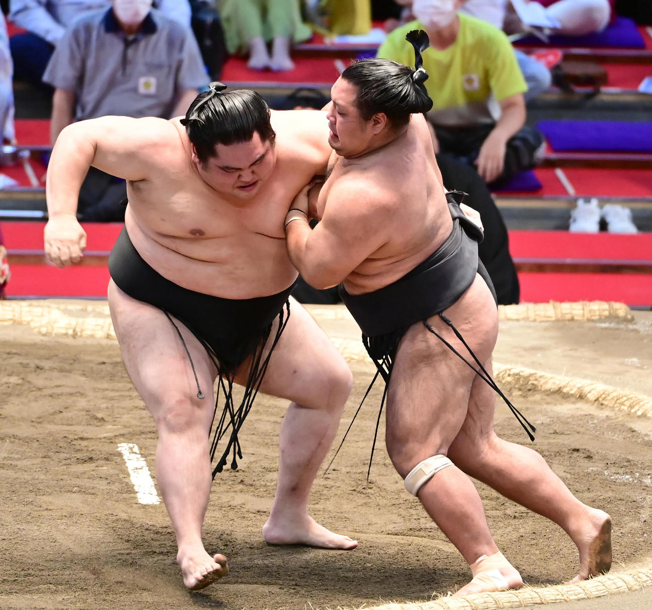 松鳳山（右）の攻めをこらえる大奄美（撮影・小沢裕）