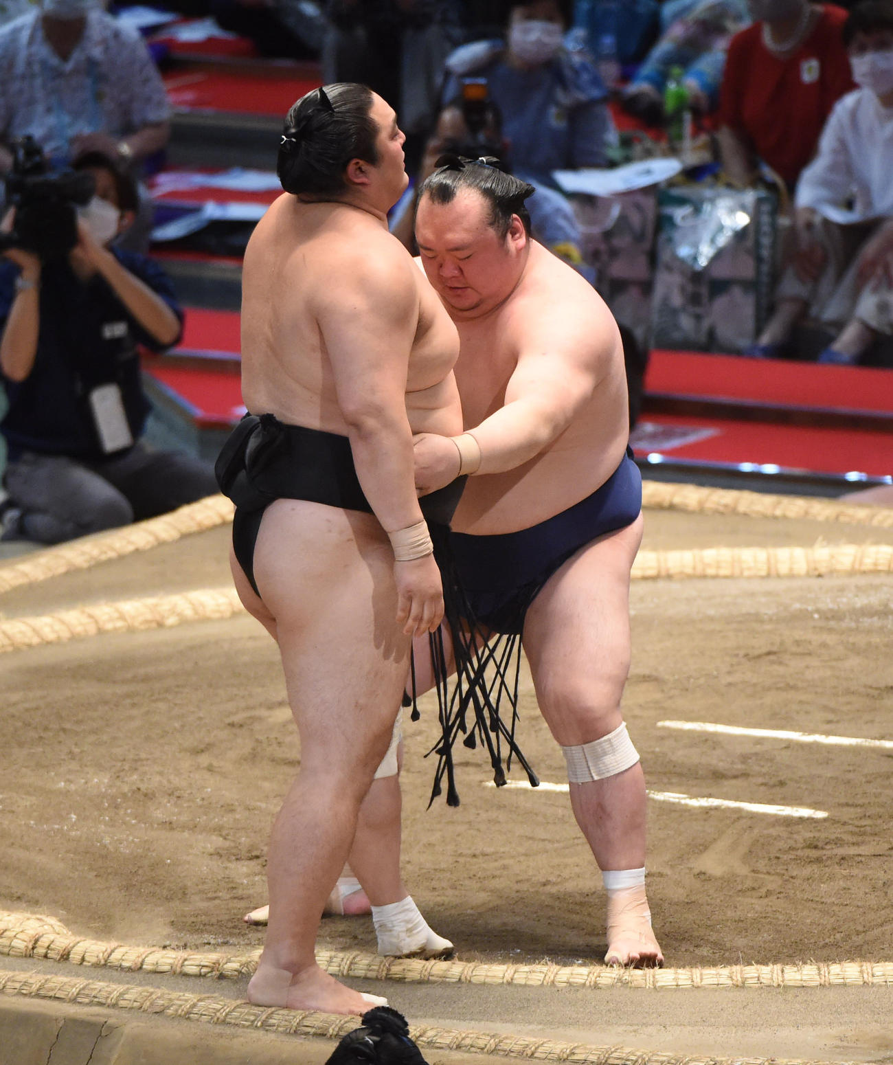 宝富士（右）は隠岐の海を寄りきりで破る（撮影・森本幸一）