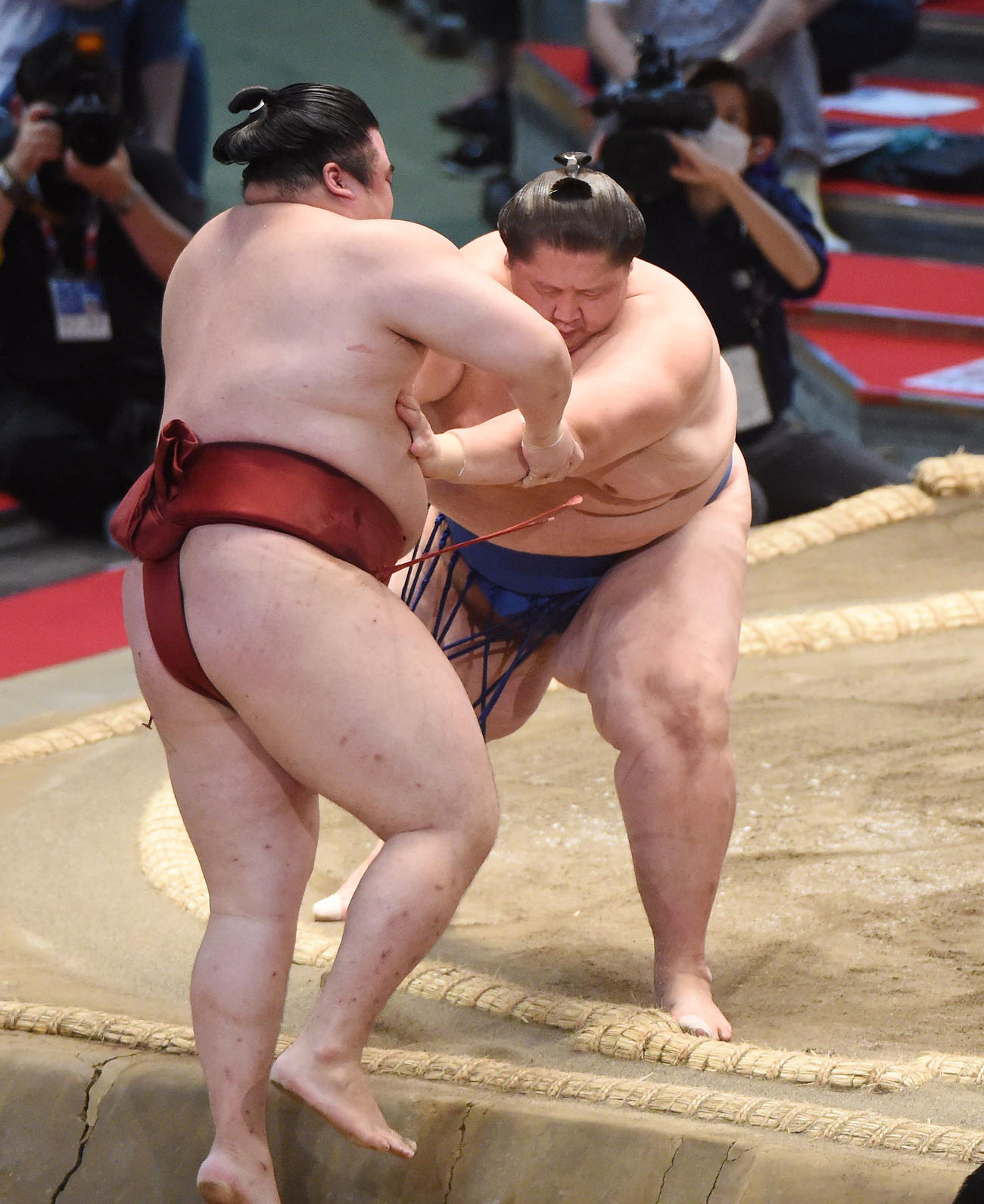 逸ノ城（右）は隆の勝を押し出しで破る（撮影・森本幸一）