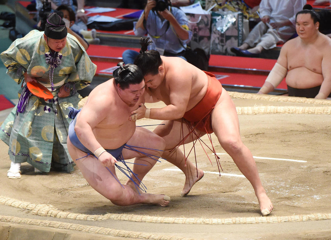 豊昇龍（右）は正代を寄り倒しで破る（撮影・森本幸一）