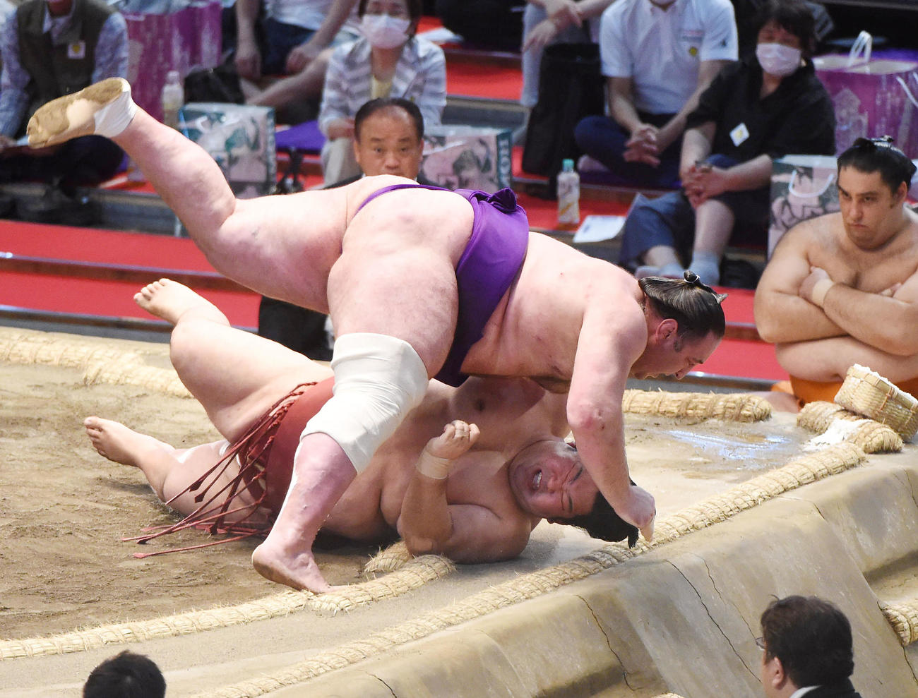 大相撲名古屋場所11日目　栃ノ心（上）は徳勝龍を下手投げで破る（撮影・森本幸一）