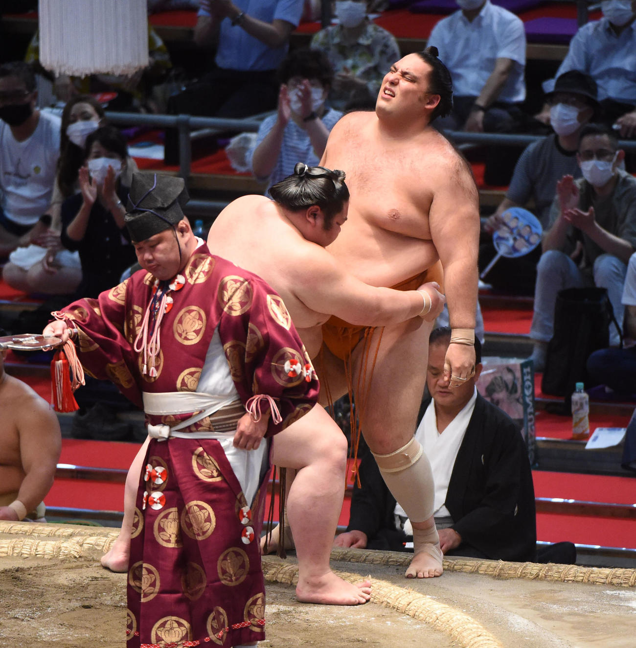 剣翔（中央）は魁聖を寄りきりで破る（撮影・森本幸一）
