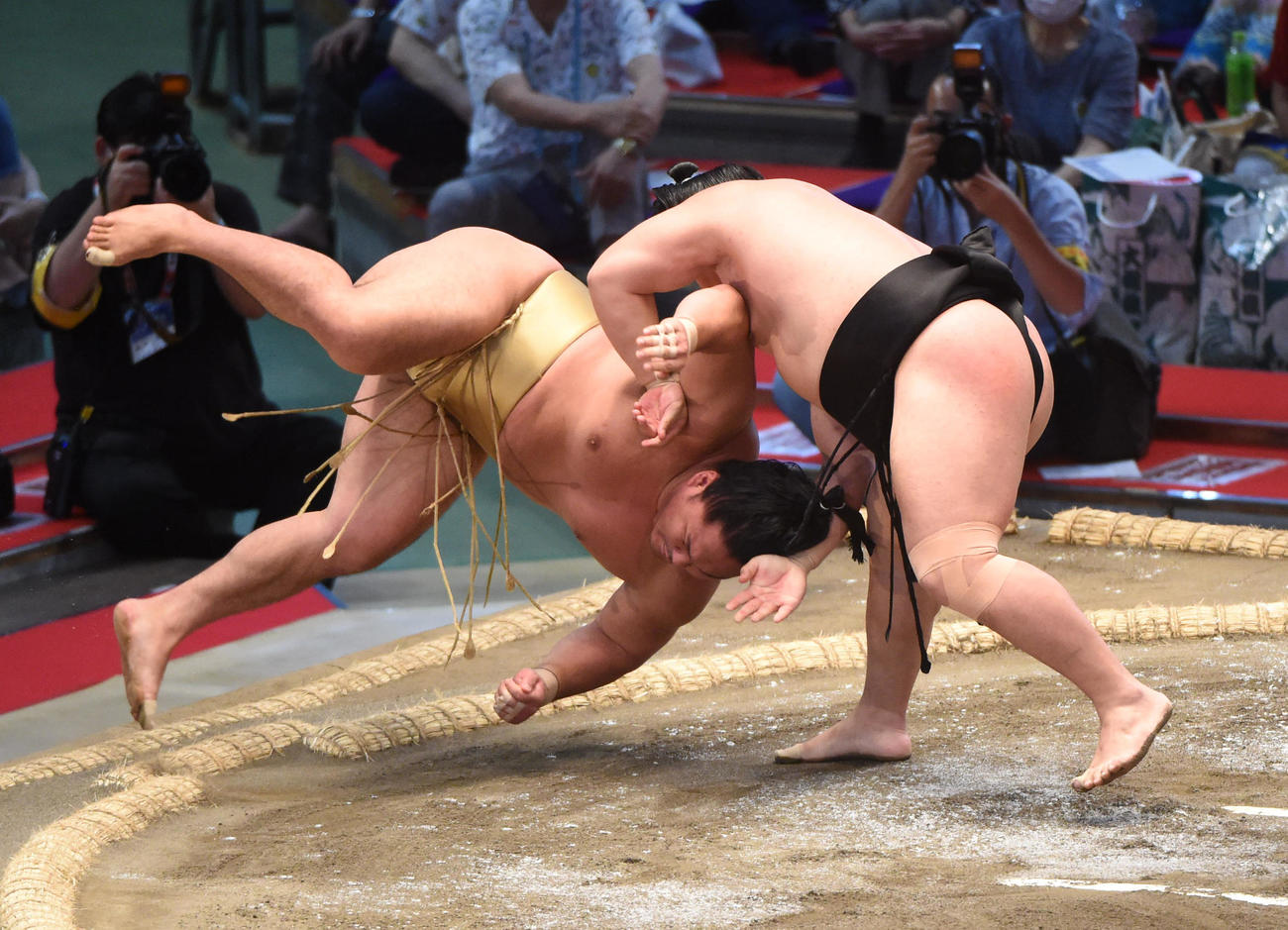 照強（右）は石浦を小手投げで破る（撮影・森本幸一）