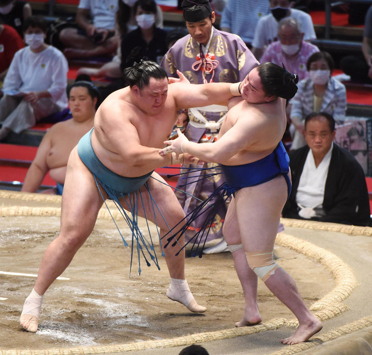 玉鷲（左）は一山本を押し出しで破る（撮影・森本幸一）