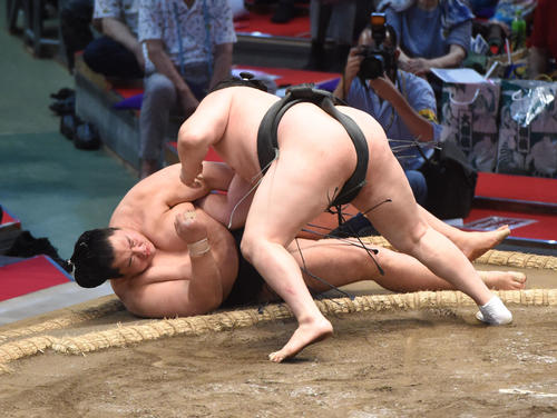 千代翔馬（右）は輝をすくい投げで破る（撮影・森本幸一）