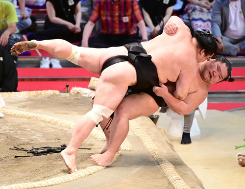 千代ノ皇（右）はうっちゃりで妙義龍を破る（撮影・小沢裕）