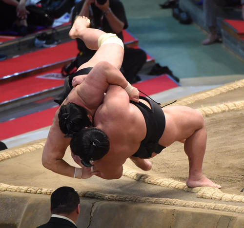 千代ノ皇（右）は妙義龍をうっちゃりで破る（撮影・森本幸一）