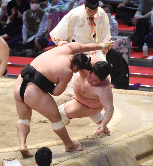 宇良（右）は霧馬山をすくい投げで破る（撮影・森本幸一）