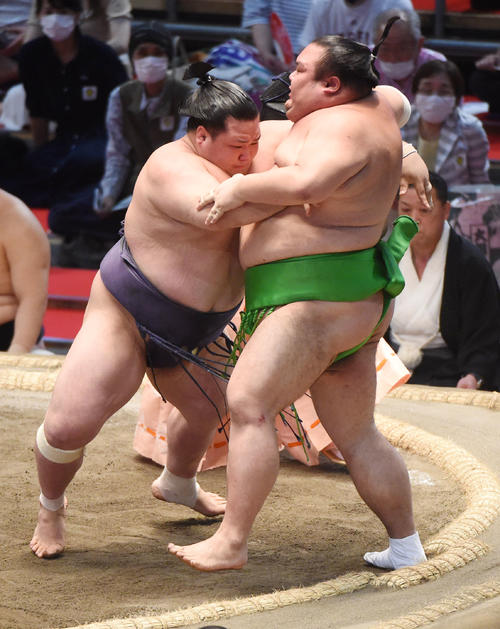 阿武咲（左）は千代丸を押し出しで破る（撮影・森本幸一）