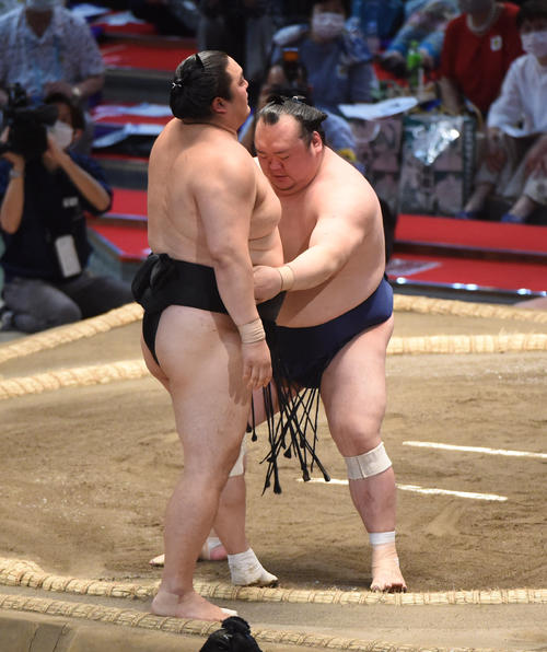 宝富士（右）は隠岐の海を寄りきりで破る（撮影・森本幸一）