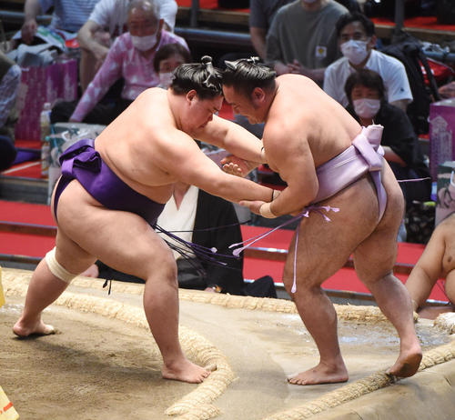 明生（左）は琴恵光を寄りきりで破る（撮影・森本幸一）