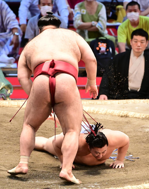 翔猿（右）をはたき込みで破る高安（撮影・小沢裕）
