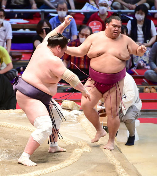 御嶽海（右）を寄り切りで破る照ノ富士（撮影・小沢裕）