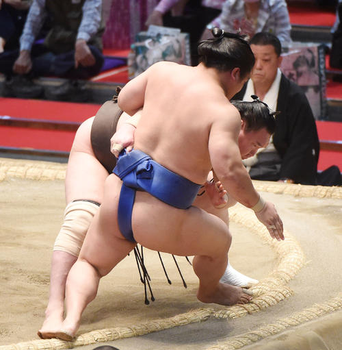 白鵬（奥）は若隆景を寄り倒しで破る（撮影・森本幸一）