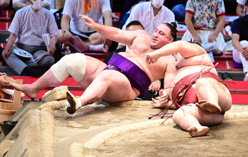 栃ノ心（左）は下手投げで徳勝龍を破る（撮影・小沢裕）