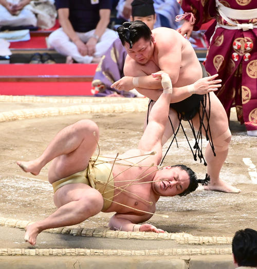 照強（右）は小手投げで石浦を破る（撮影・小沢裕）