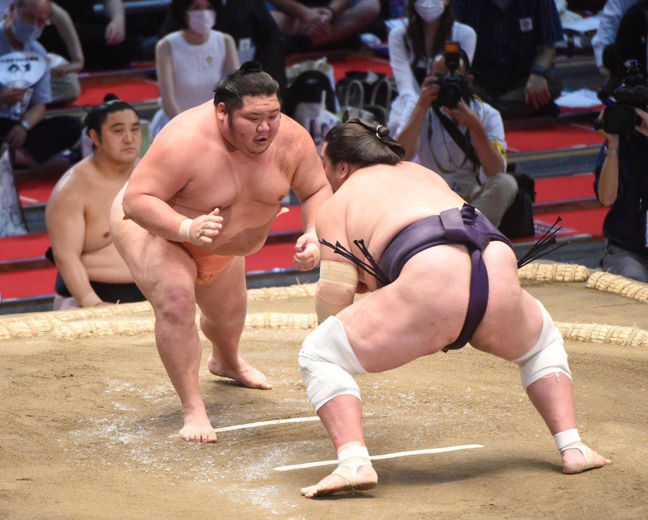 照ノ富士との立ち合いで棒立ちとなる千代大龍（左）