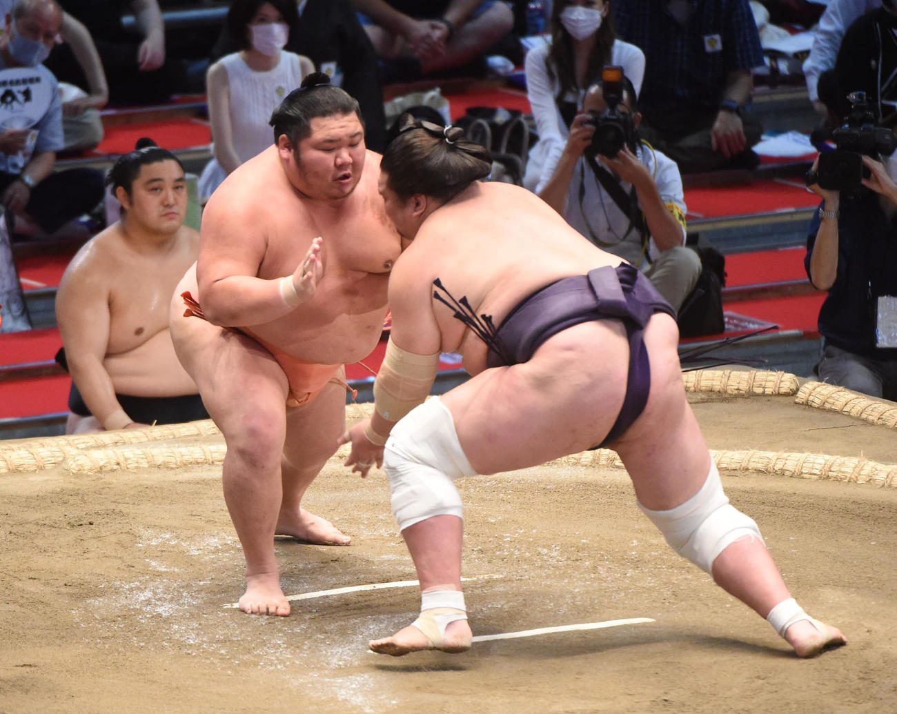 大相撲名古屋場所10日目　千代大龍（左）と照ノ富士（右）の立ち合い（撮影・森本幸一）