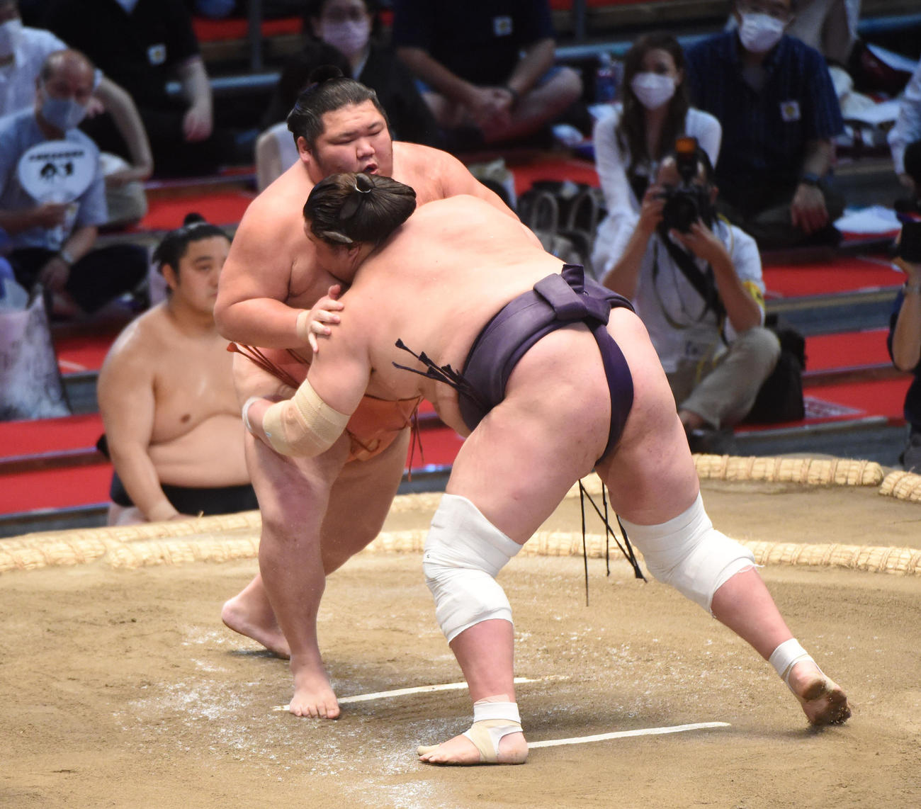 大相撲名古屋場所10日目　千代大龍（左）と照ノ富士（右）の立ち合い（撮影・森本幸一）