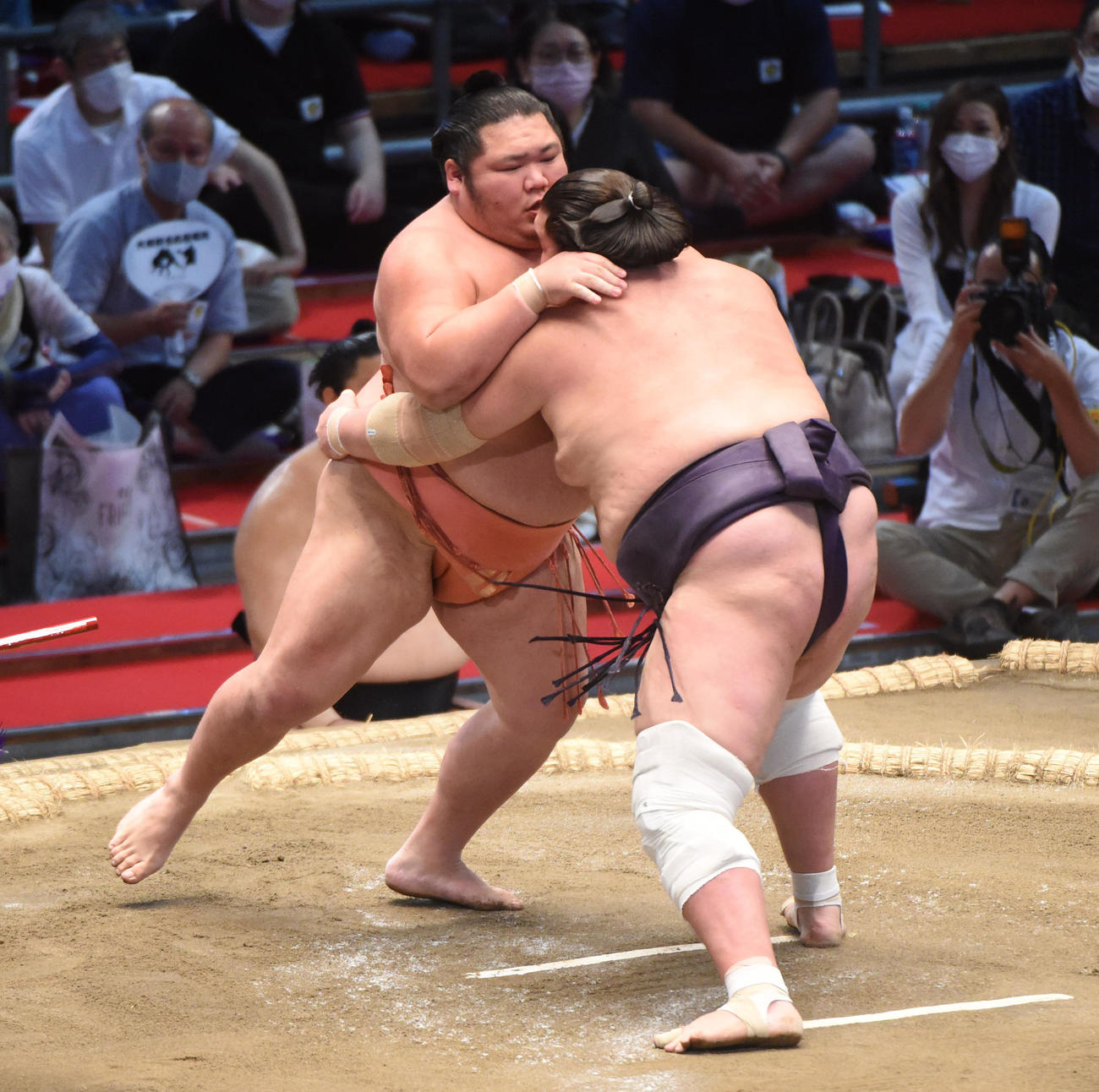 大相撲名古屋場所10日目　千代大龍（左）と照ノ富士（右）の立ち合い（撮影・森本幸一）