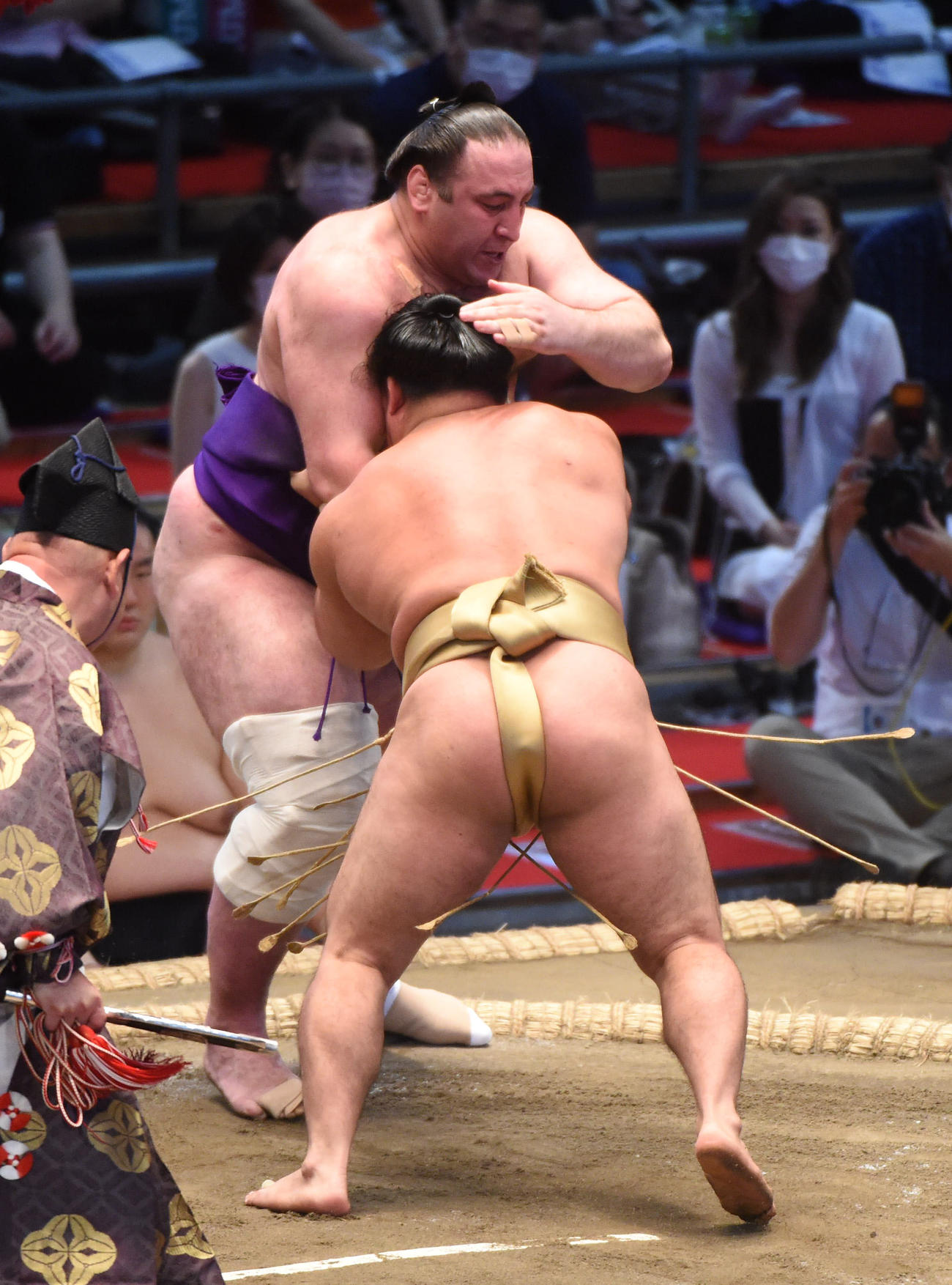 大相撲名古屋場所10日目　栃ノ心（奥）に寄りきりで勝利の石浦（手前）（撮影・森本幸一）