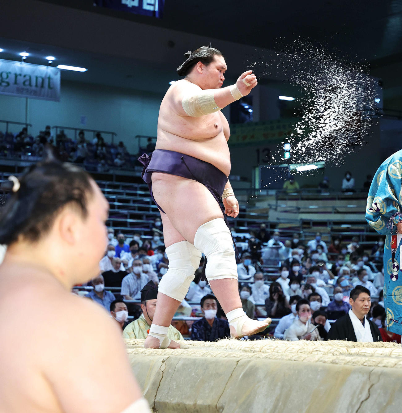 塩をまく照ノ富士と、土俵下で待機する白鵬（手前）（撮影・河田真司）
