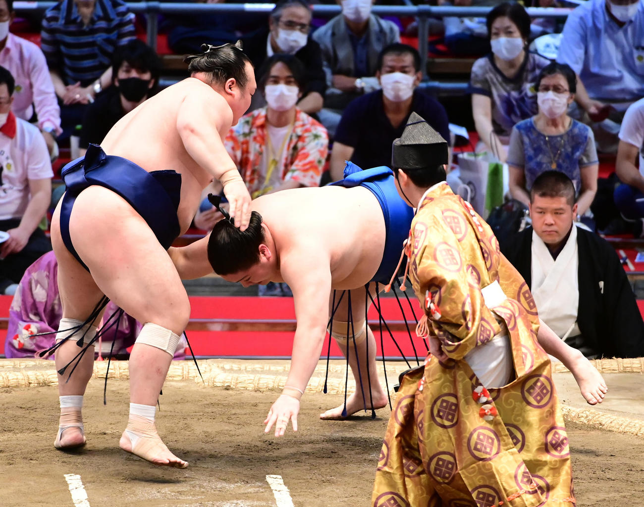 宝富士（左）は一山本を引き落としで破る（撮影・小沢裕）