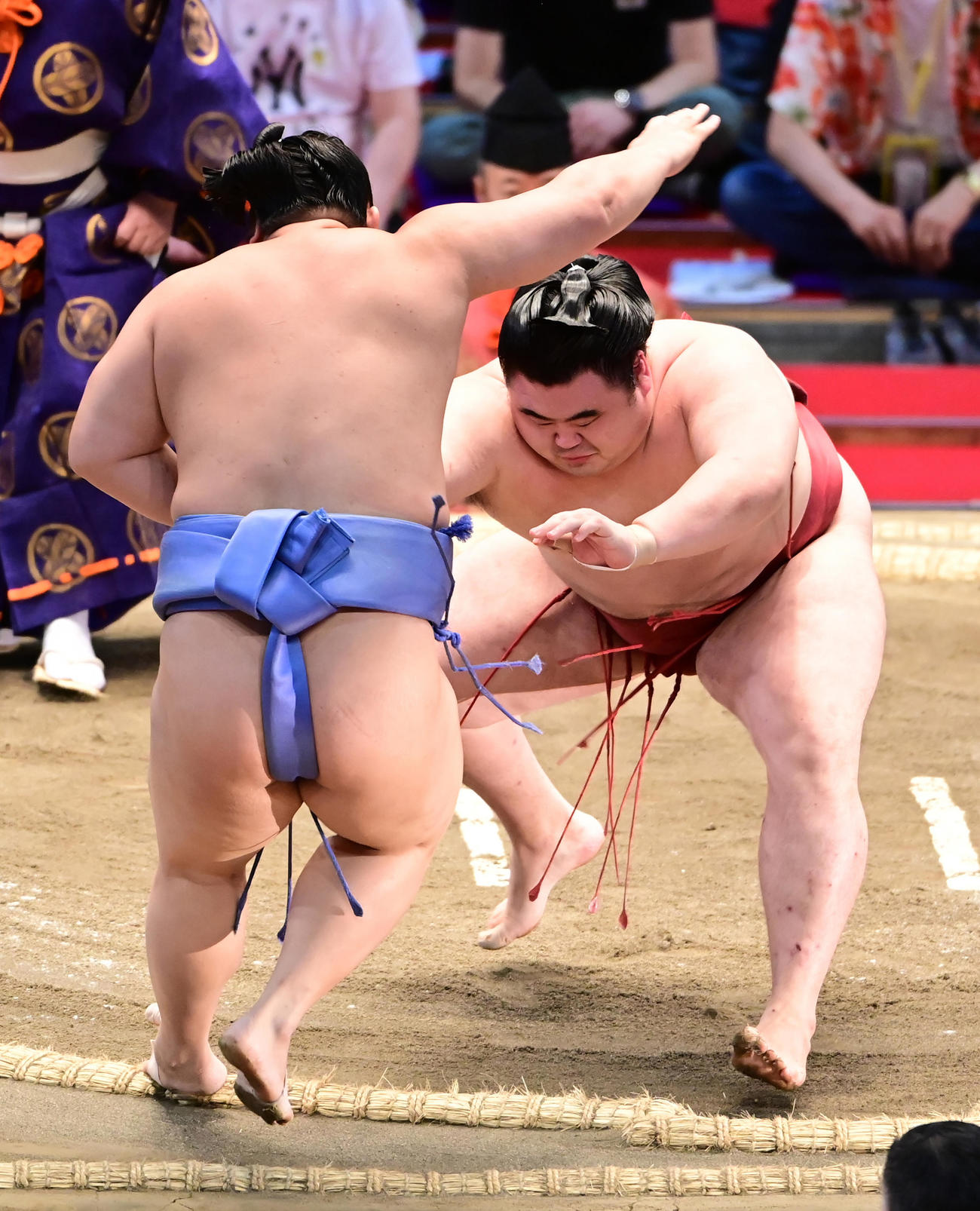 隆の勝（右）は翔猿を押し出しで破る（撮影・小沢裕）