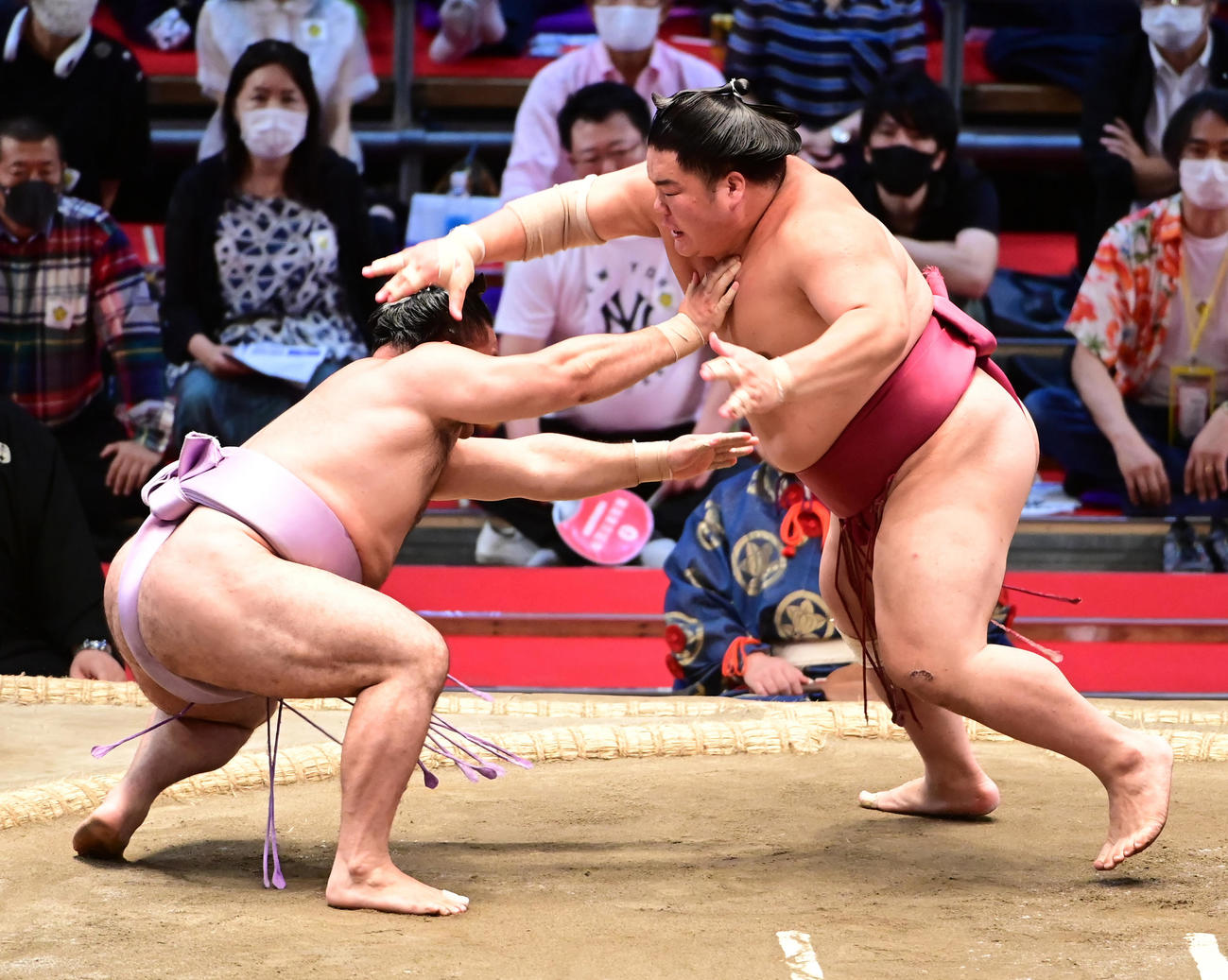 大栄翔（右）は琴恵光をはたき込みで破る（撮影・小沢裕）