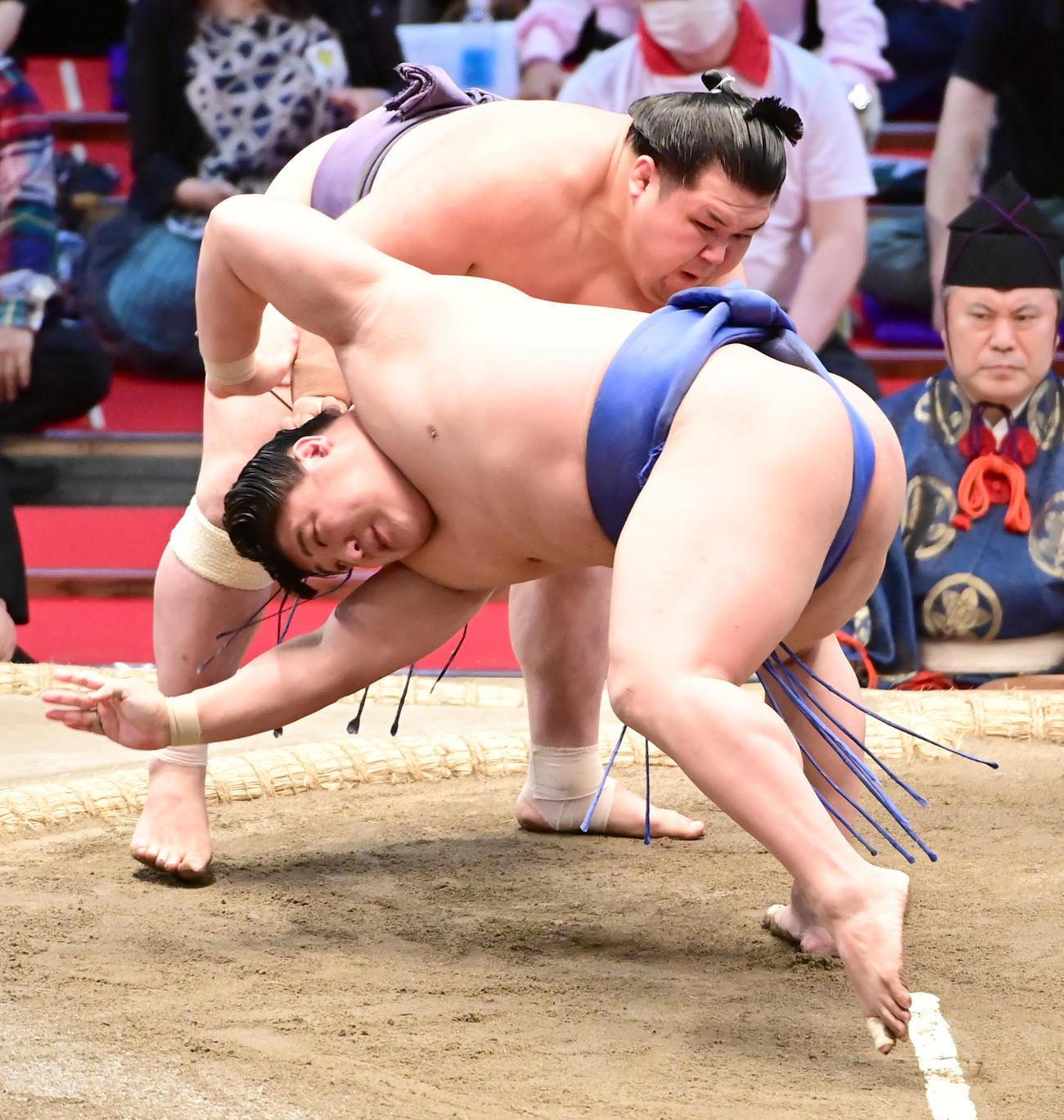 阿武咲は若隆景（手前）をはたき込みで破る（撮影・小沢裕）