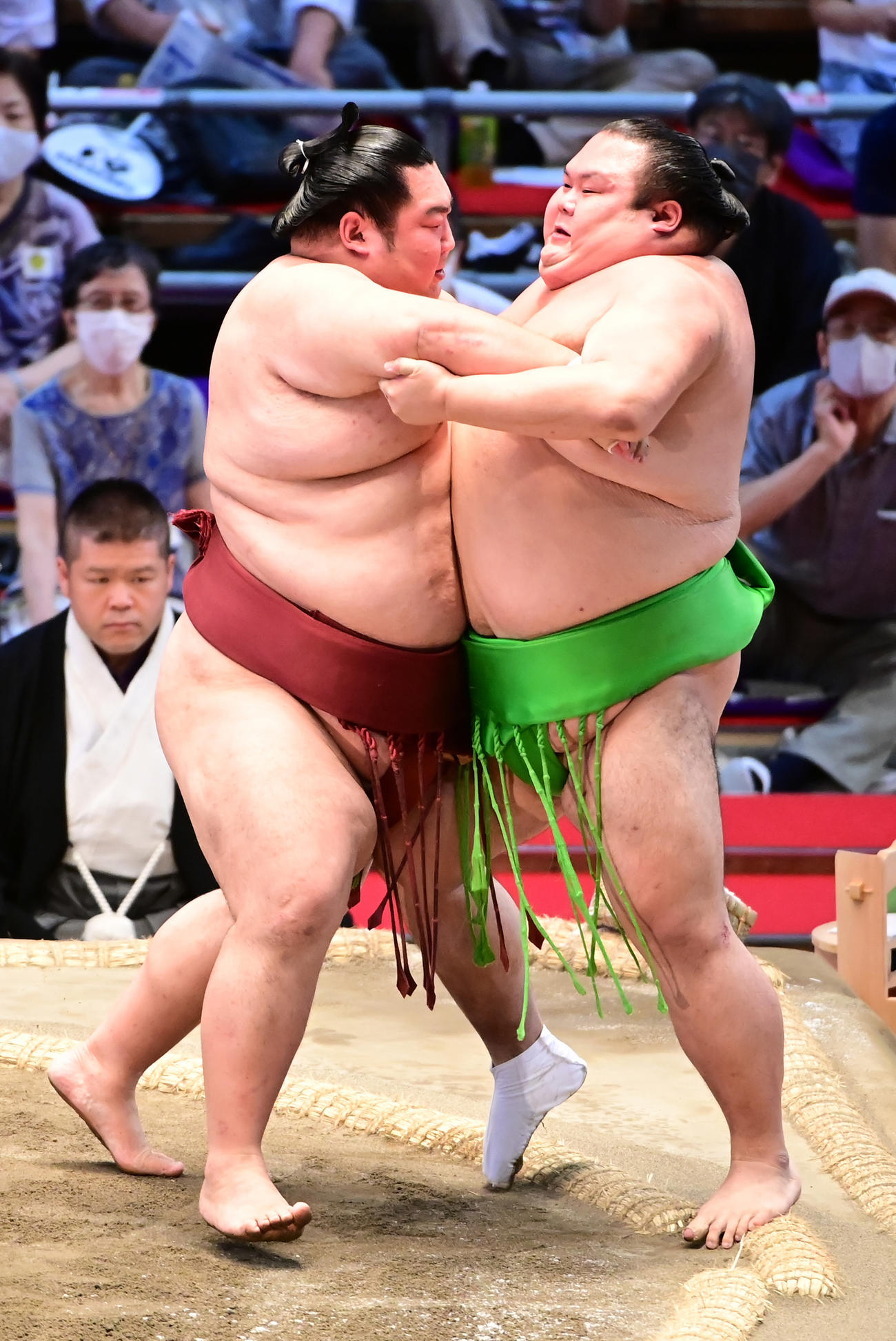 徳勝龍（左）は千代丸を寄り切りで破る（撮影・小沢裕）