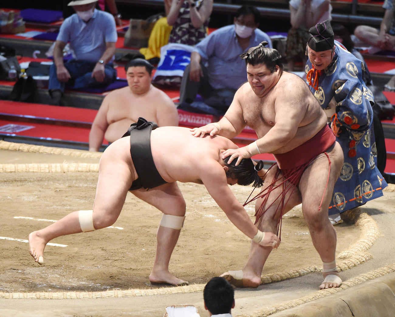 大相撲名古屋場所12日目　霧馬山（左）は高安を寄りきりで破る（撮影・森本幸一）