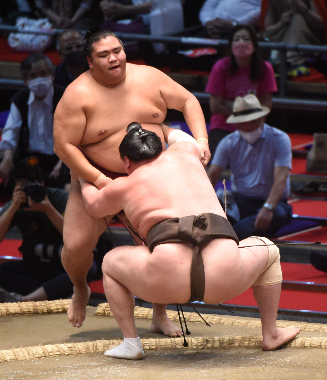 大相撲名古屋場所12日目　白鵬（右）は御嶽海を寄りきりで破る（撮影・森本幸一）
