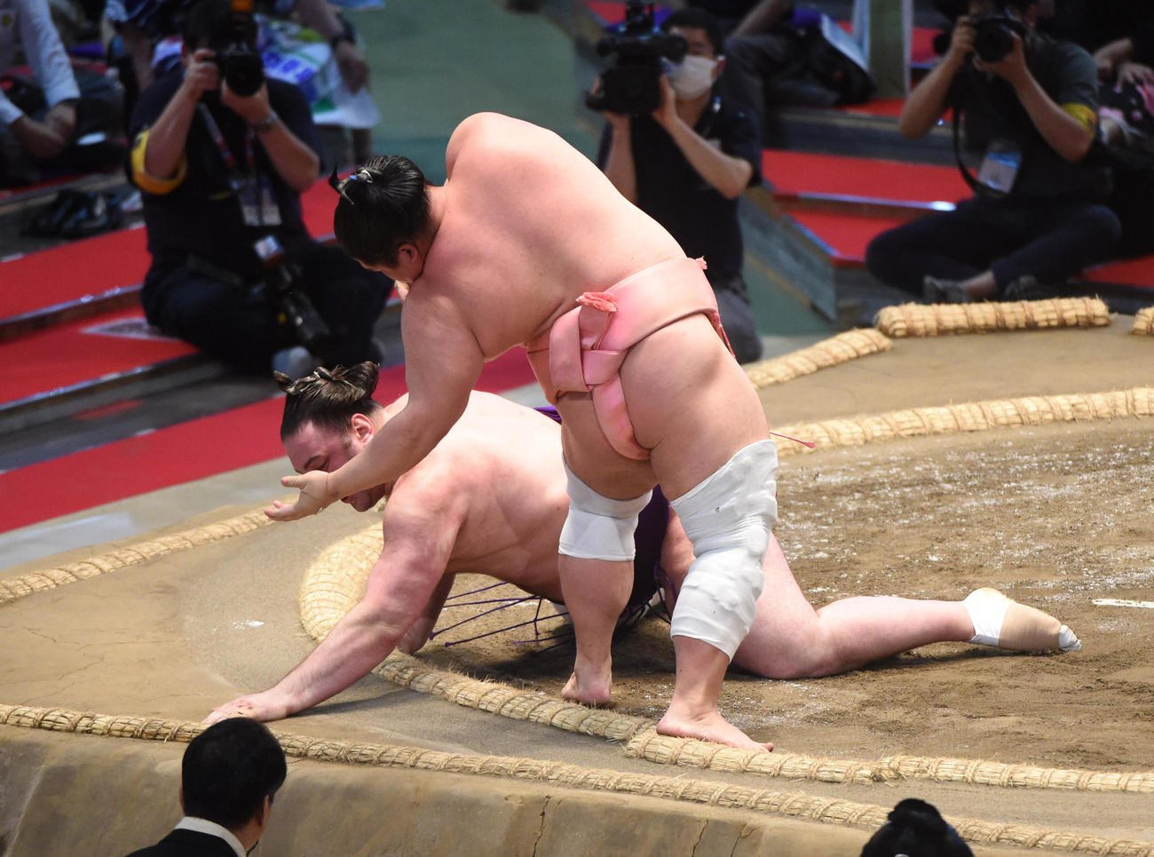 大相撲名古屋場所12日目　宇良（手前）は栃ノ心を突き落としで破る（撮影・森本幸一）