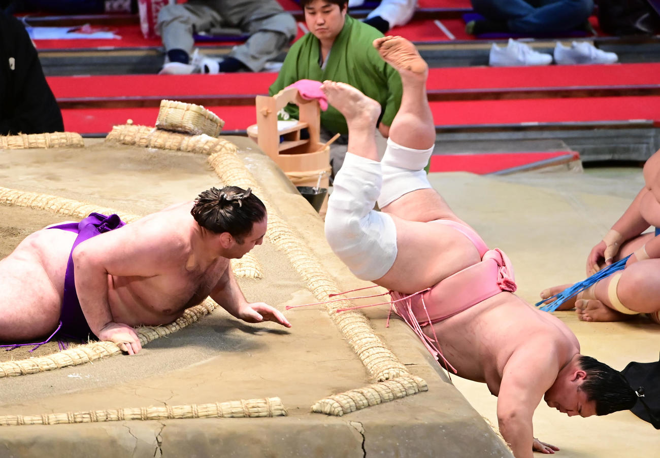 宇良（右）は突き落としで栃ノ心を破る（撮影・小沢裕）