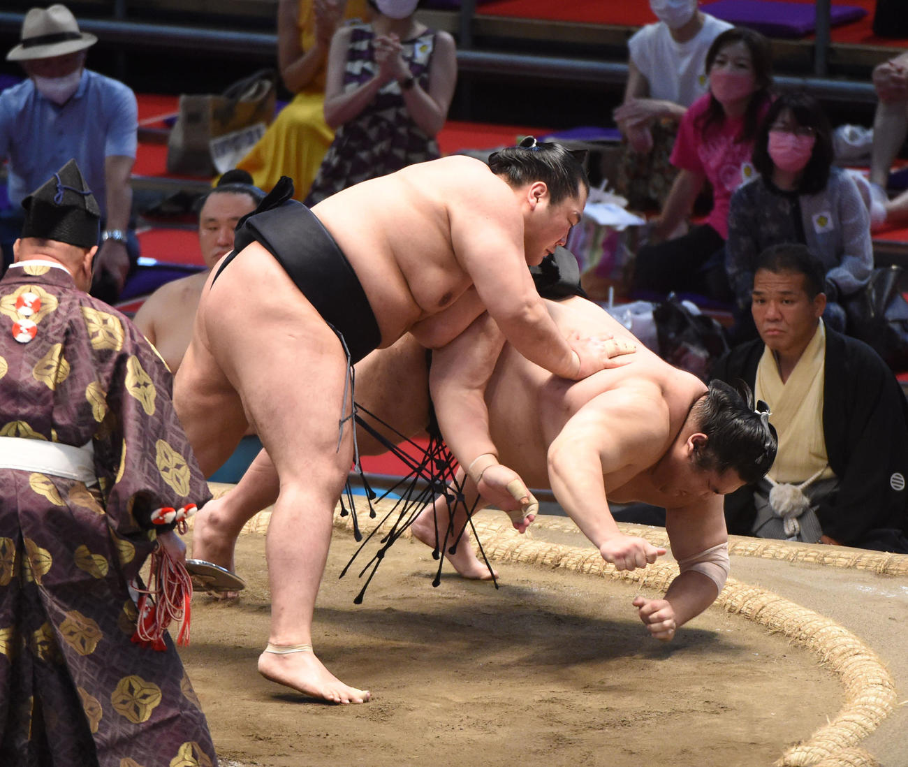 大相撲名古屋場所12日目　輝（左）は大奄美を小手投げで破る（撮影・森本幸一）