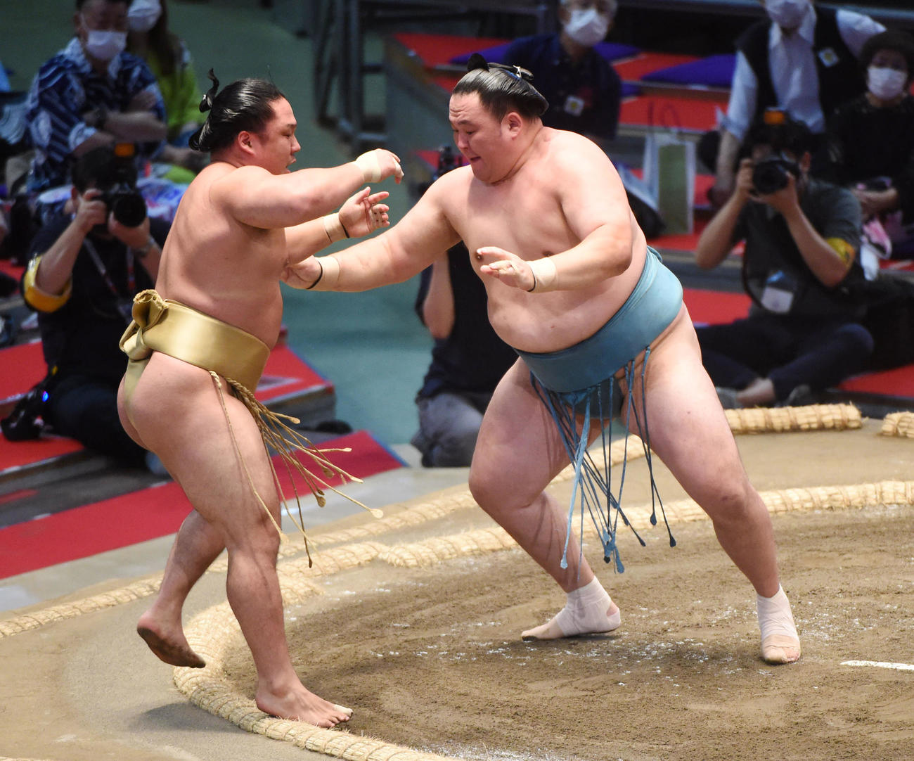 大相撲名古屋場所12日目　玉鷲（右）は石浦を押し出しで破る（撮影・森本幸一）
