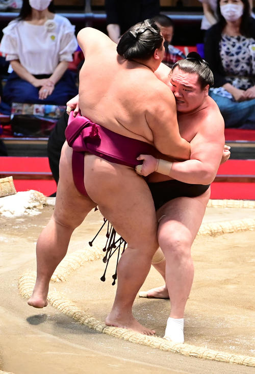 白鵬（右）は御嶽海を寄り切りで破り全勝を守った（撮影・小沢裕）
